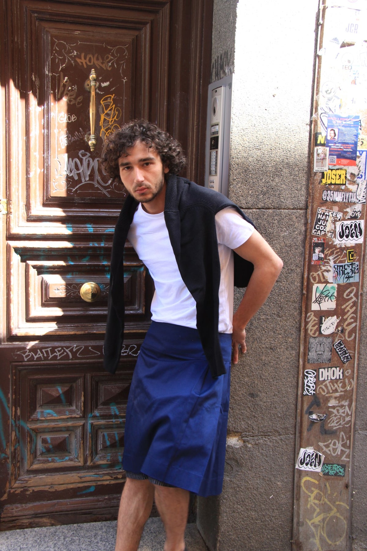 Falda Barker Azul Marino de DAVES, look en la calle