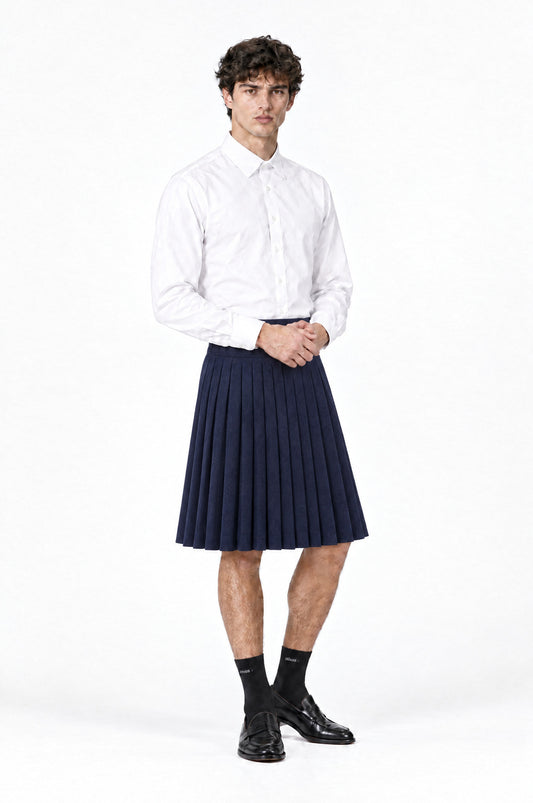 Jupe pour homme PLISADA BLEU MARINE associée à une chemise blanche
