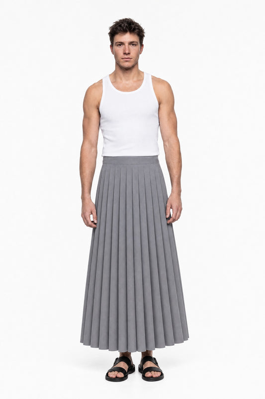 Falda PLISADA GRIS de hombre, vista frontal sobre modelo