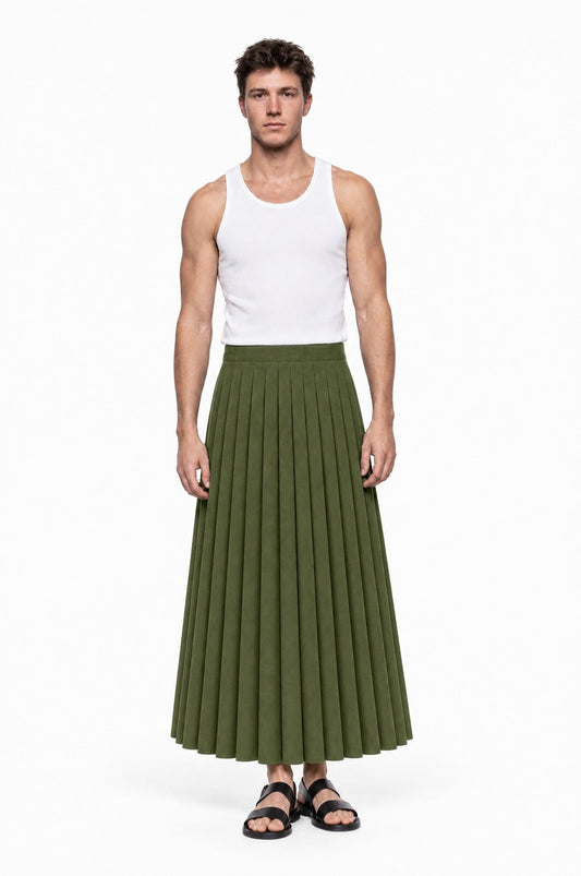 Falda PLISADA VERDE de hombre, vista frontal sobre modelo