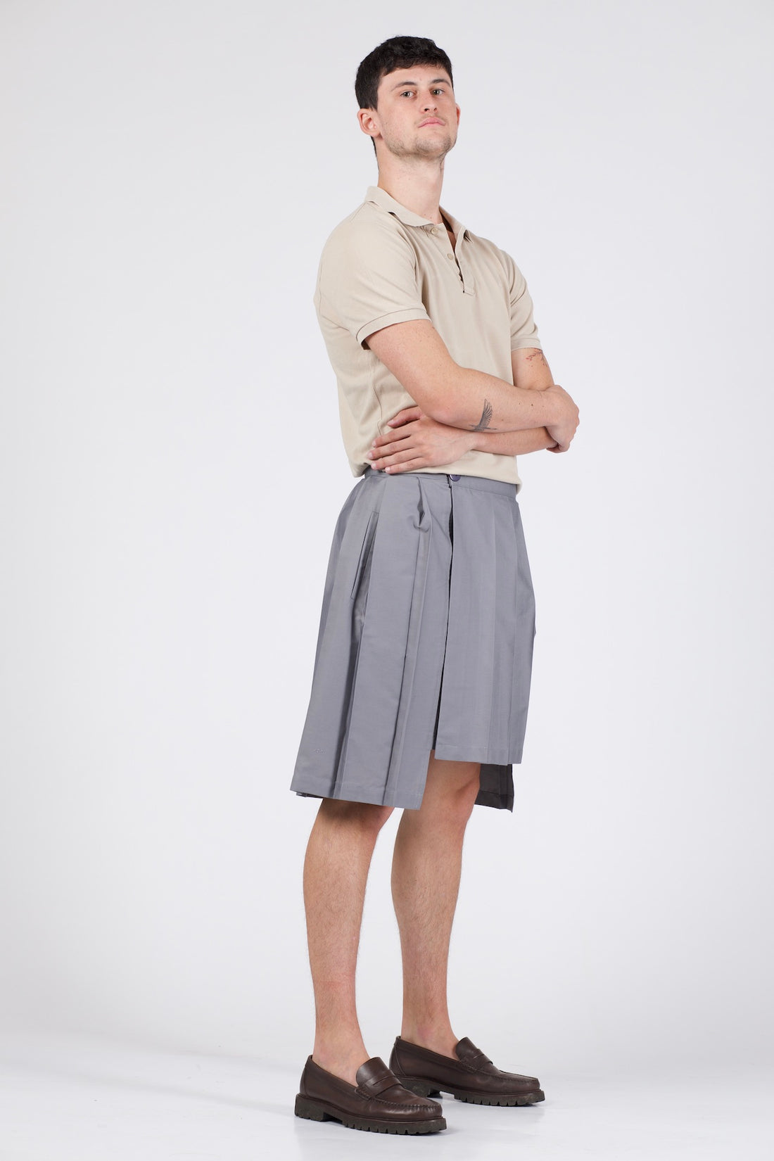 Client portant la jupe SULLIVAN GRIS