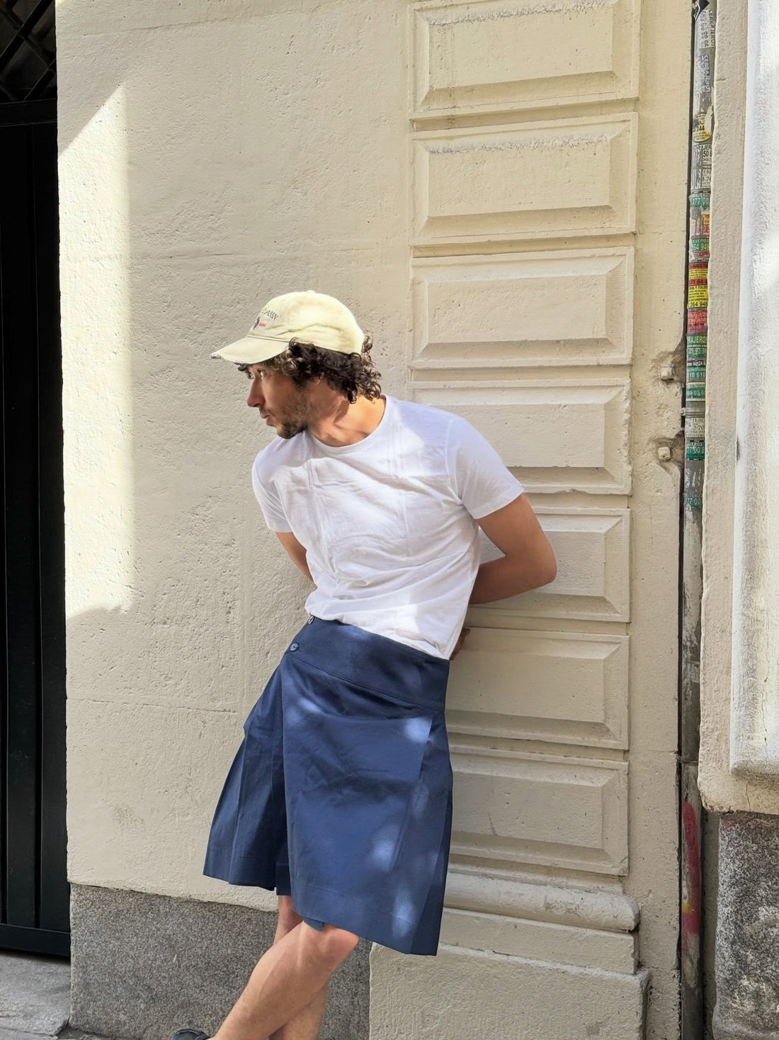 Client portant la jupe BARKER BLEU MARINE