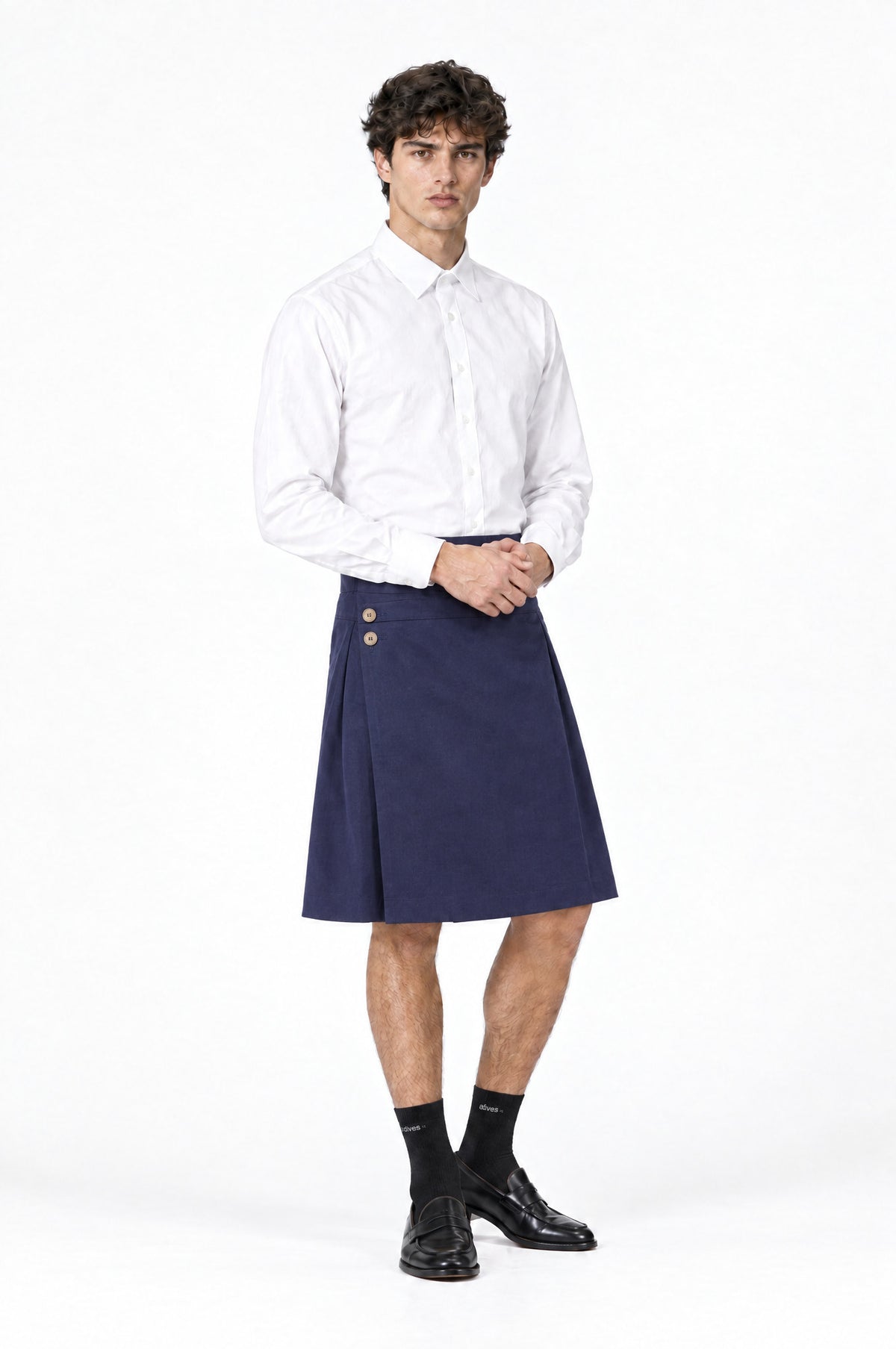 Jupe pour homme BARKER BLEU MARINE associée à une chemise blanche