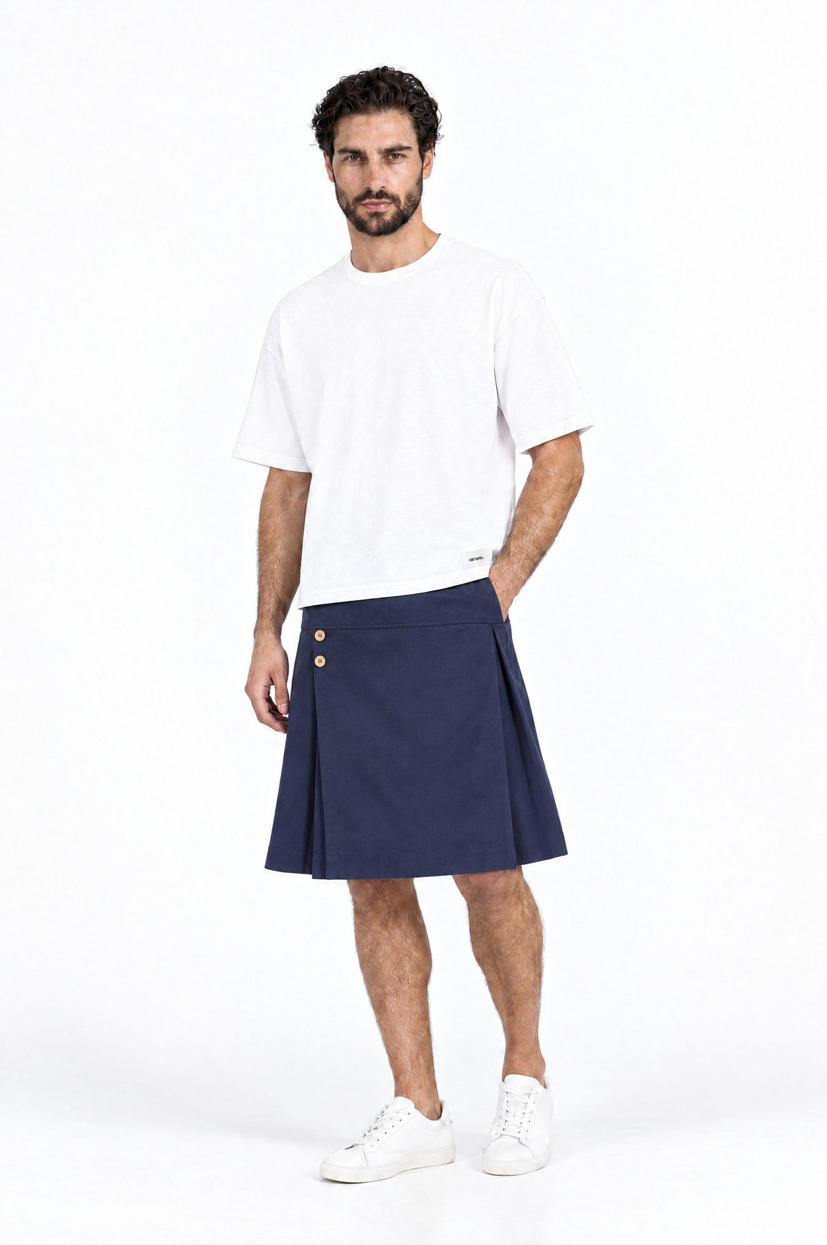 Jupe pour homme BARKER BLEU MARINE associée à un T-shirt blanc DAVES