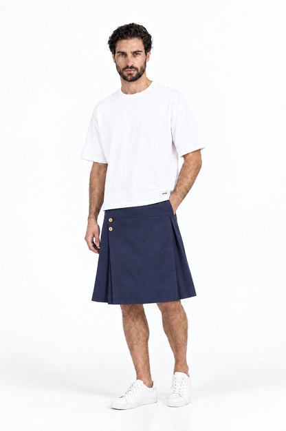 Jupe pour homme BARKER BLEU MARINE associée à un T-shirt blanc DAVES