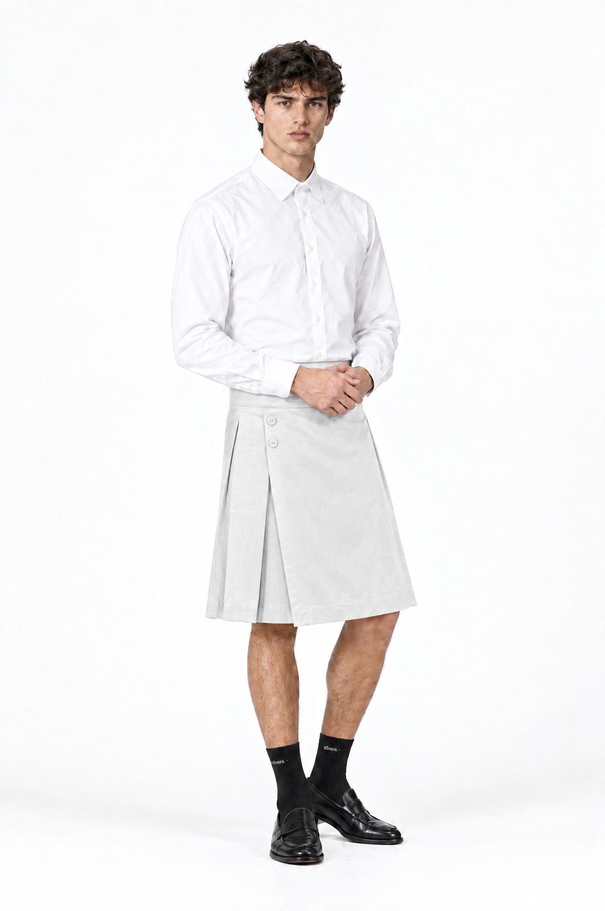 Jupe pour homme BARKER BLANC associée à une chemise blanche