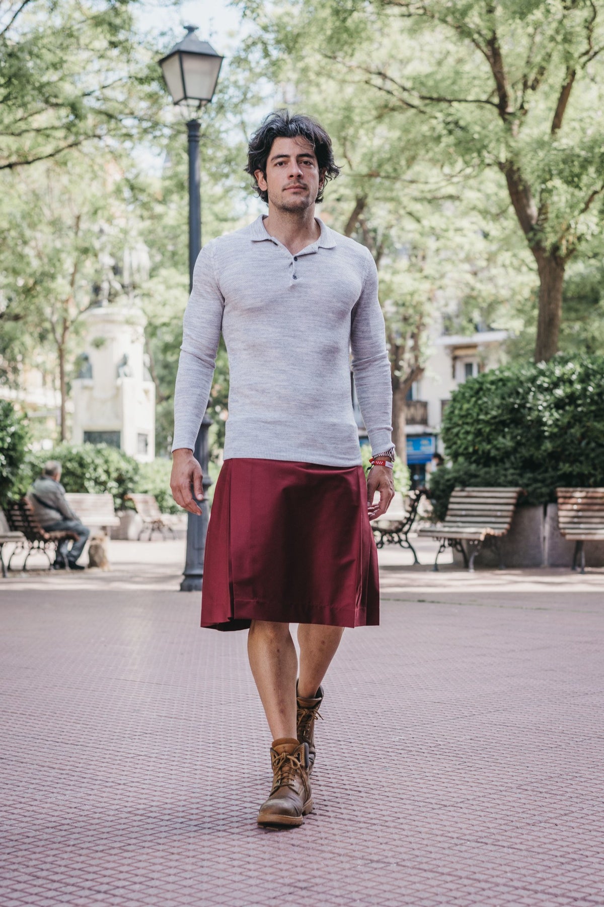 Falda Barker Granate de DAVES, look en la calle