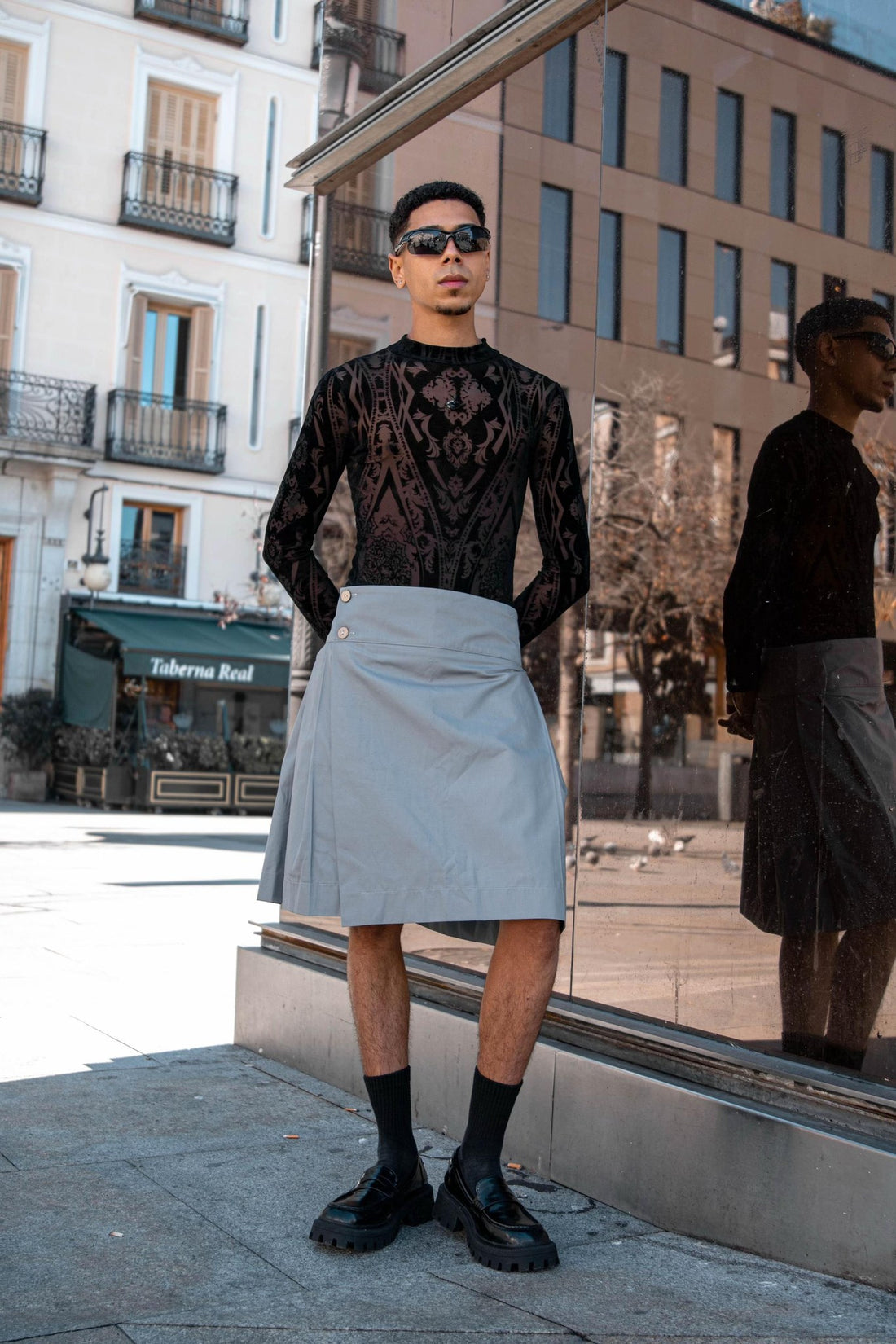 Client portant la jupe BARKER GRIS