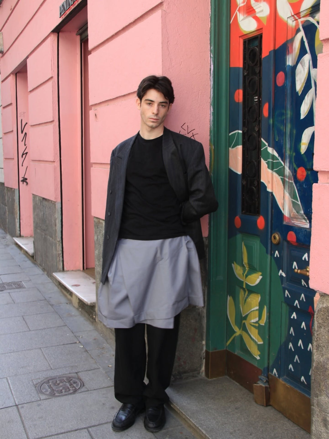 Client portant la jupe BARKER GRIS