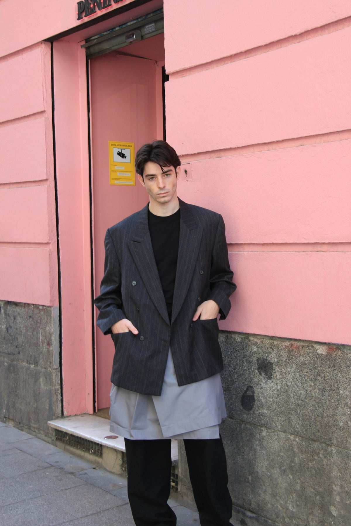 Falda Barker Gris de DAVES, look en la calle