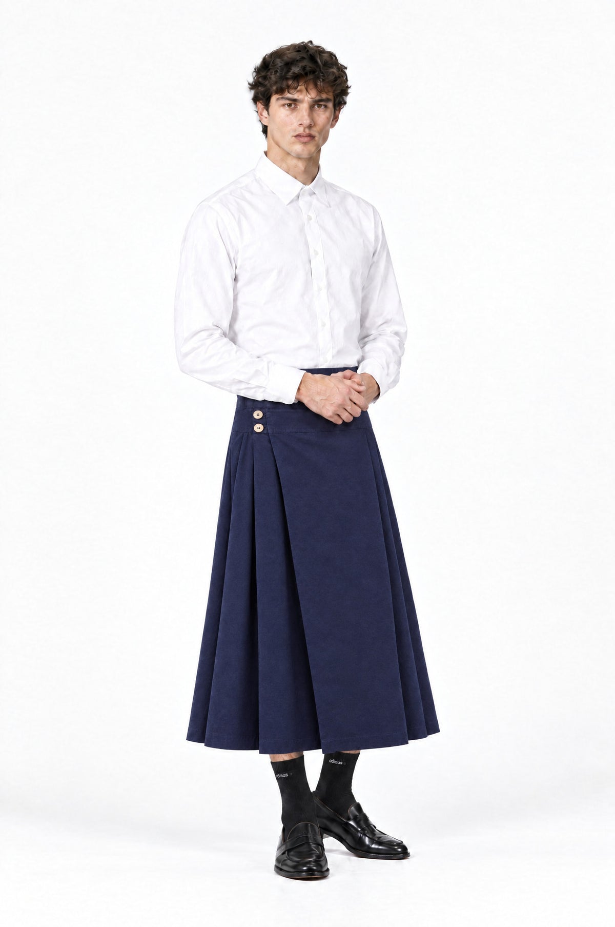 Falda BARKER LARGA AZUL MARINO de hombre combinada con camisa blanca