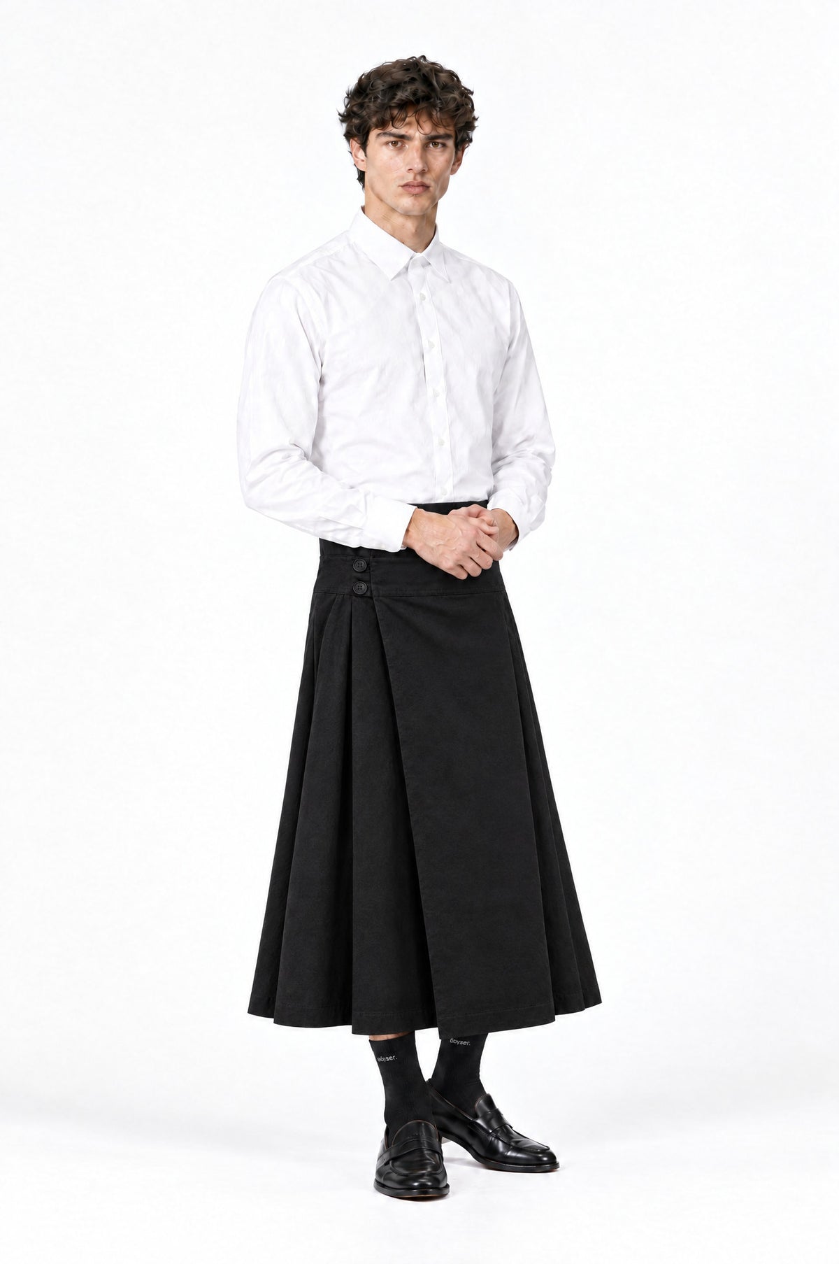 Falda BARKER LARGA NEGRO de hombre combinada con camisa blanca