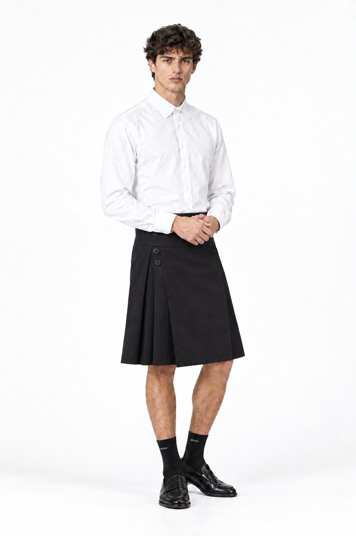Jupe pour homme BARKER NOIR associée à une chemise blanche