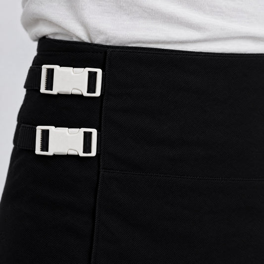 Broche Personalizado en blanco, cerrando la falda, en horizontal