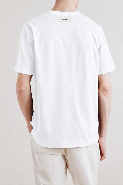 T-shirt Daves en blanc, vue de dos porté par le mannequin