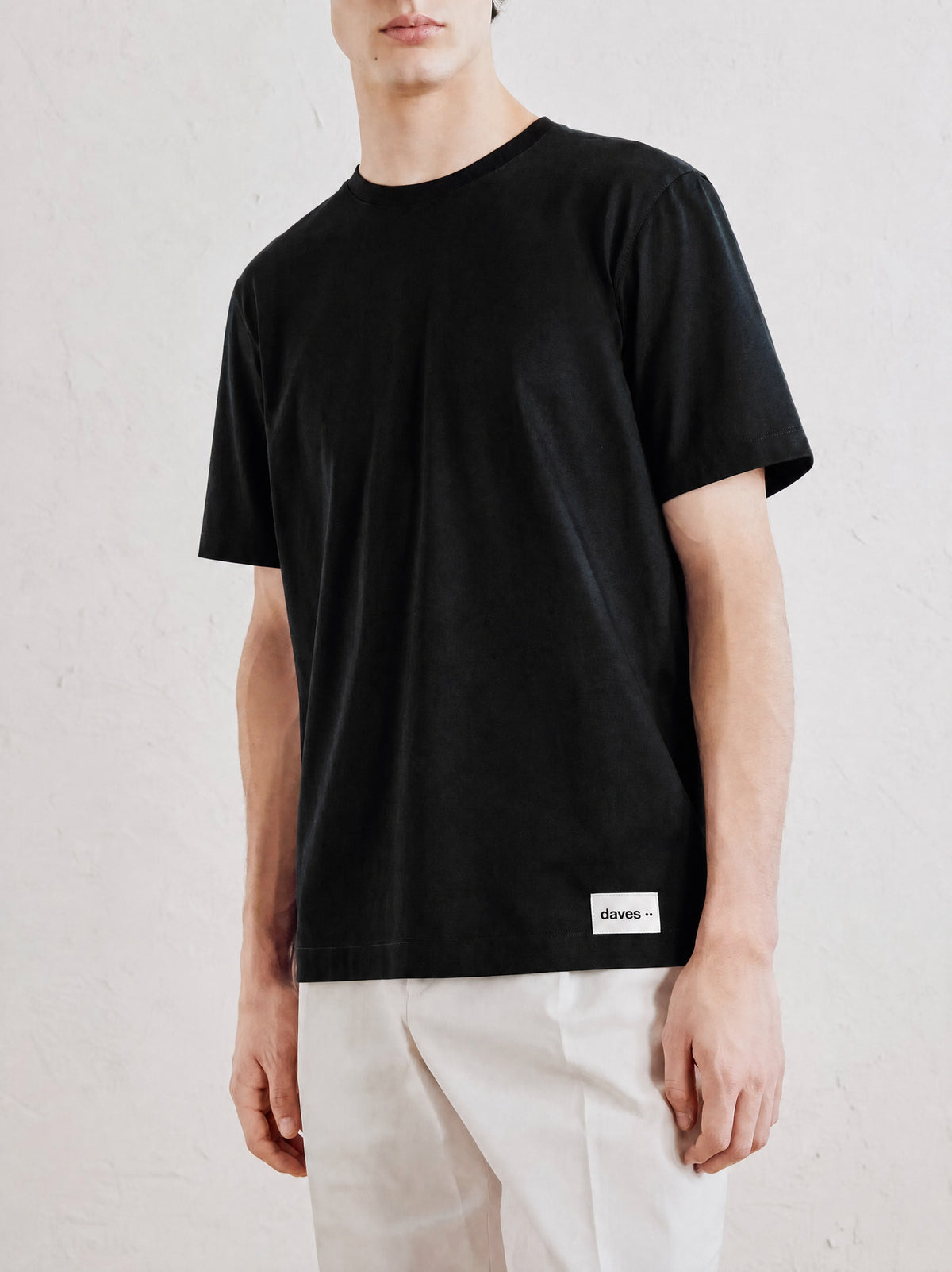 T-shirt Daves en noir, vue de face porté par le mannequin
