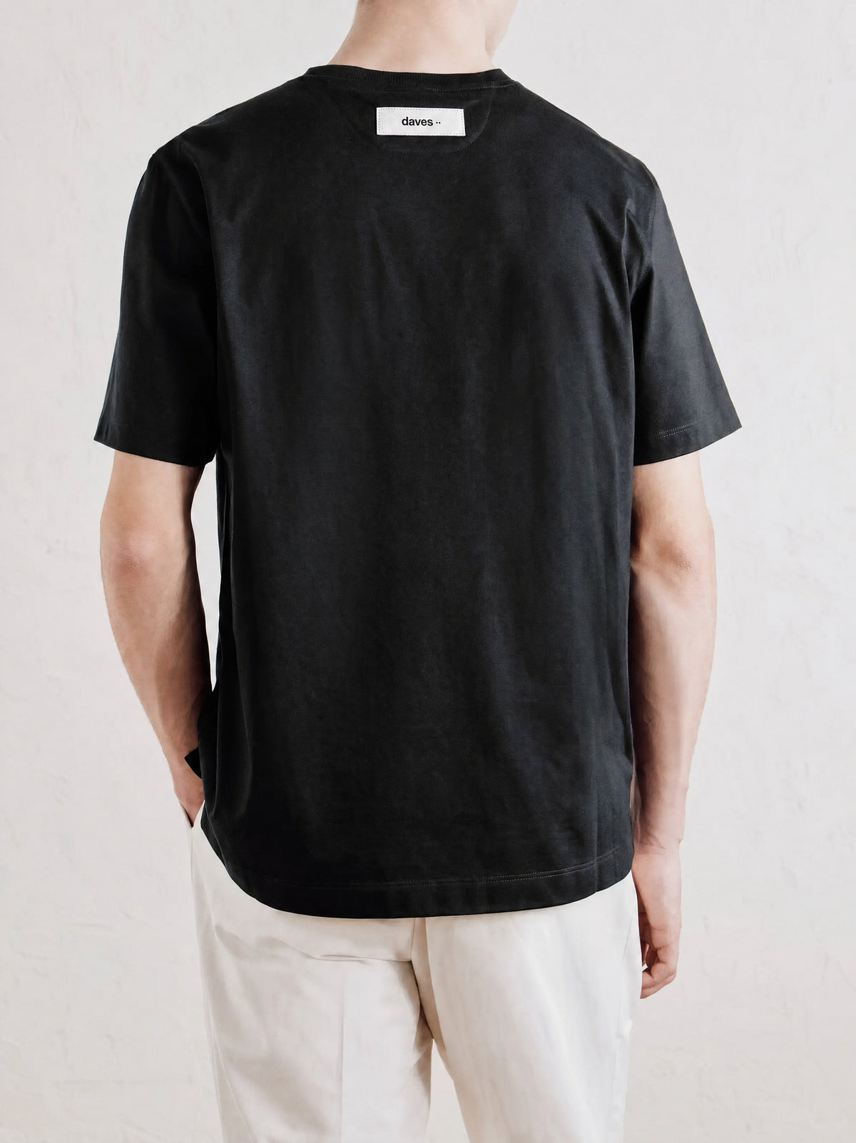 T-shirt Daves en noir, vue de dos porté par le mannequin