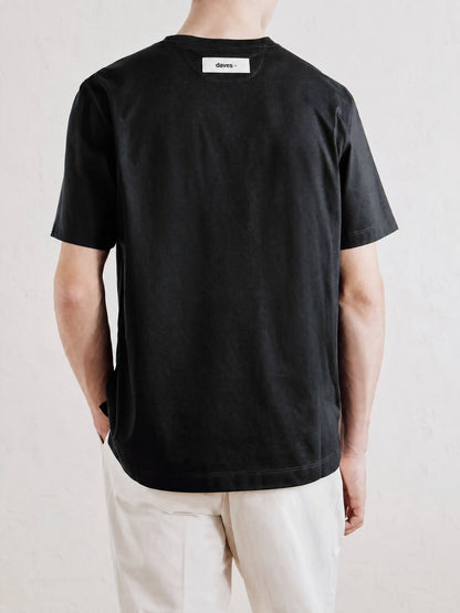 T-shirt Daves en noir, vue de dos porté par le mannequin