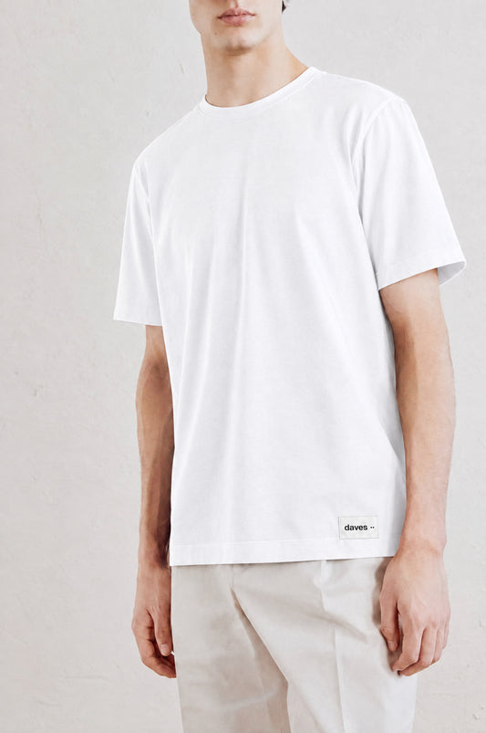 Camiseta Daves en blanco, vista frontal sobre modelo