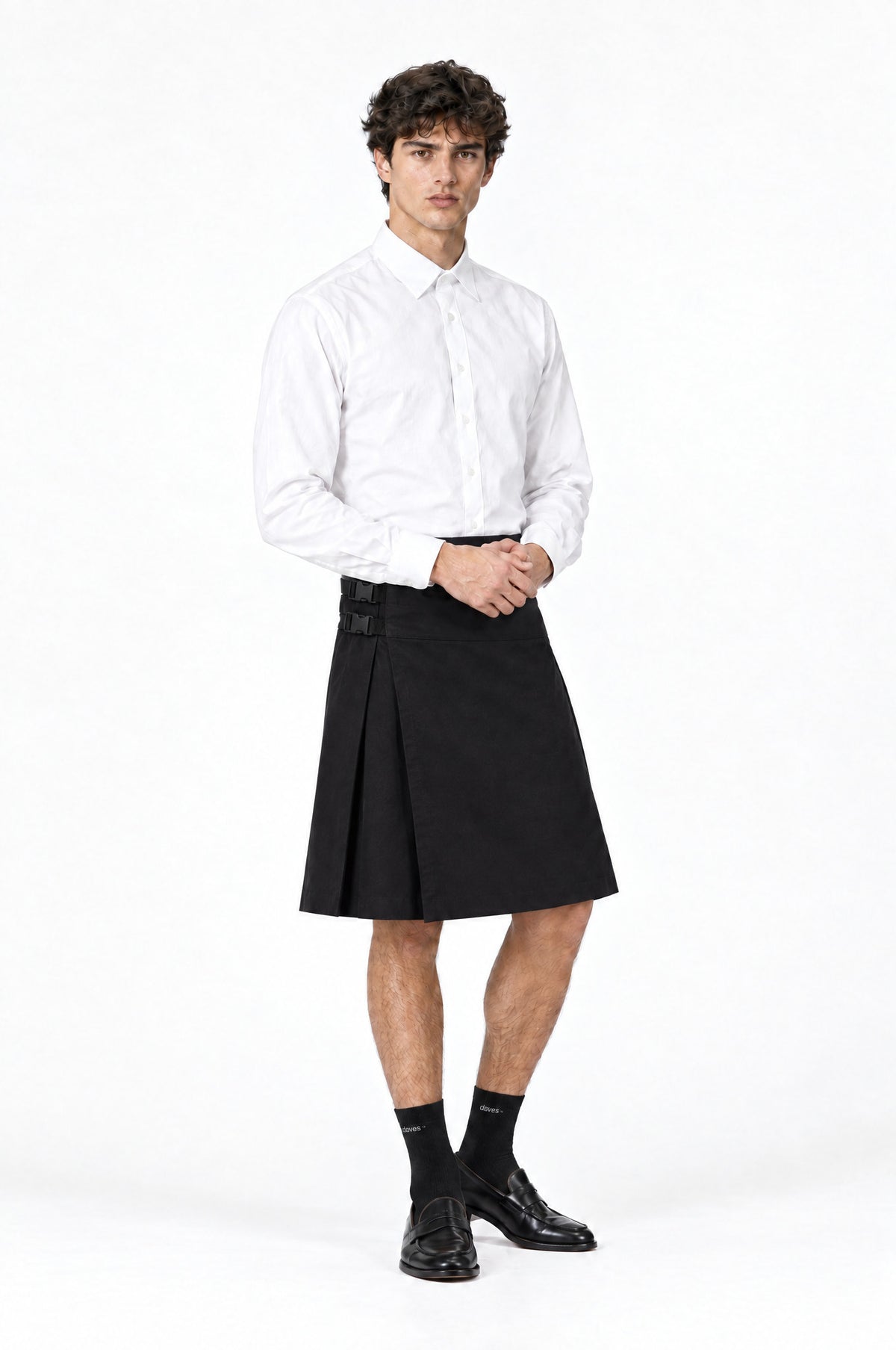 Falda DAVES PERSONALIZADA de hombre combinada con camisa blanca