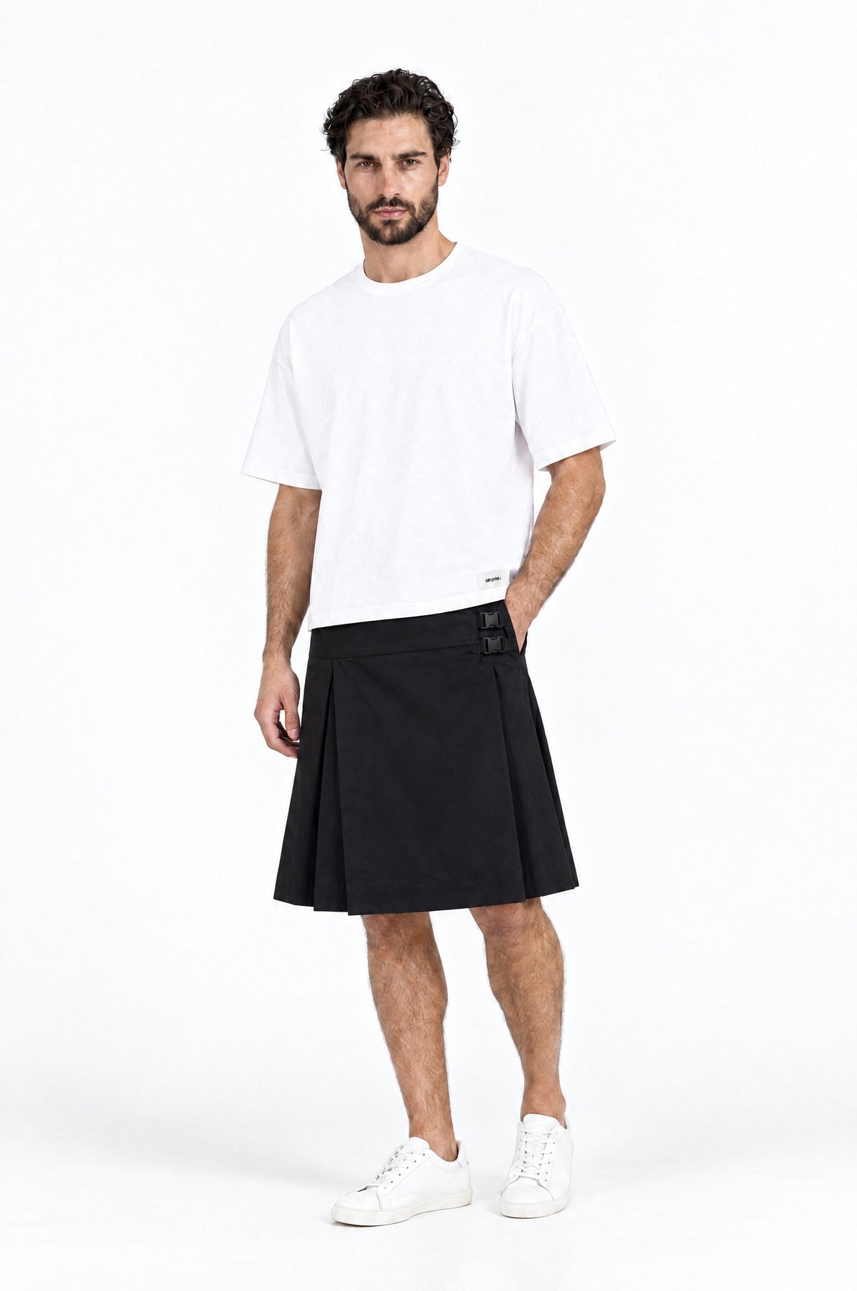 Falda DAVES PERSONALIZADA de hombre combinada con camiseta blanca DAVES