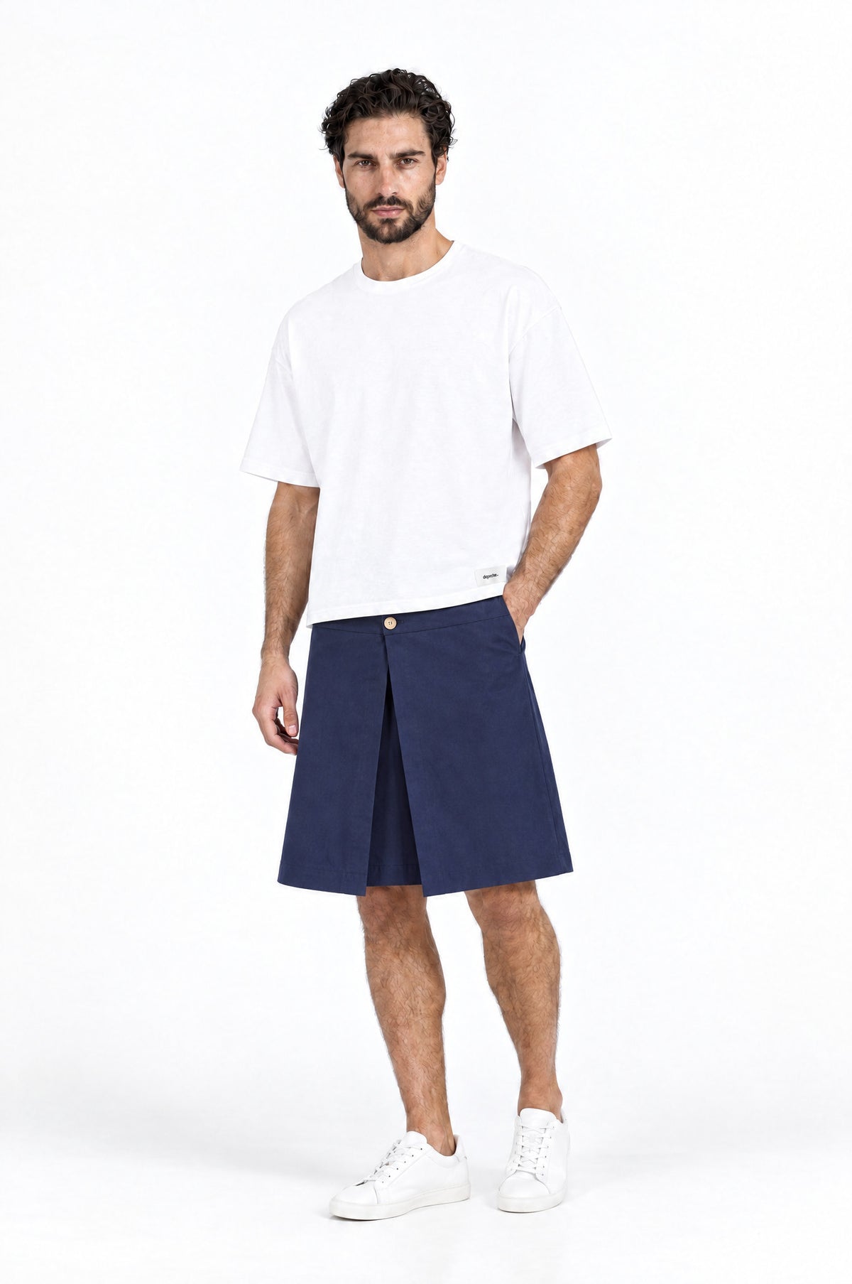 Jupe pour homme HAWKINS BLEU MARINE associée à un T-shirt blanc DAVES