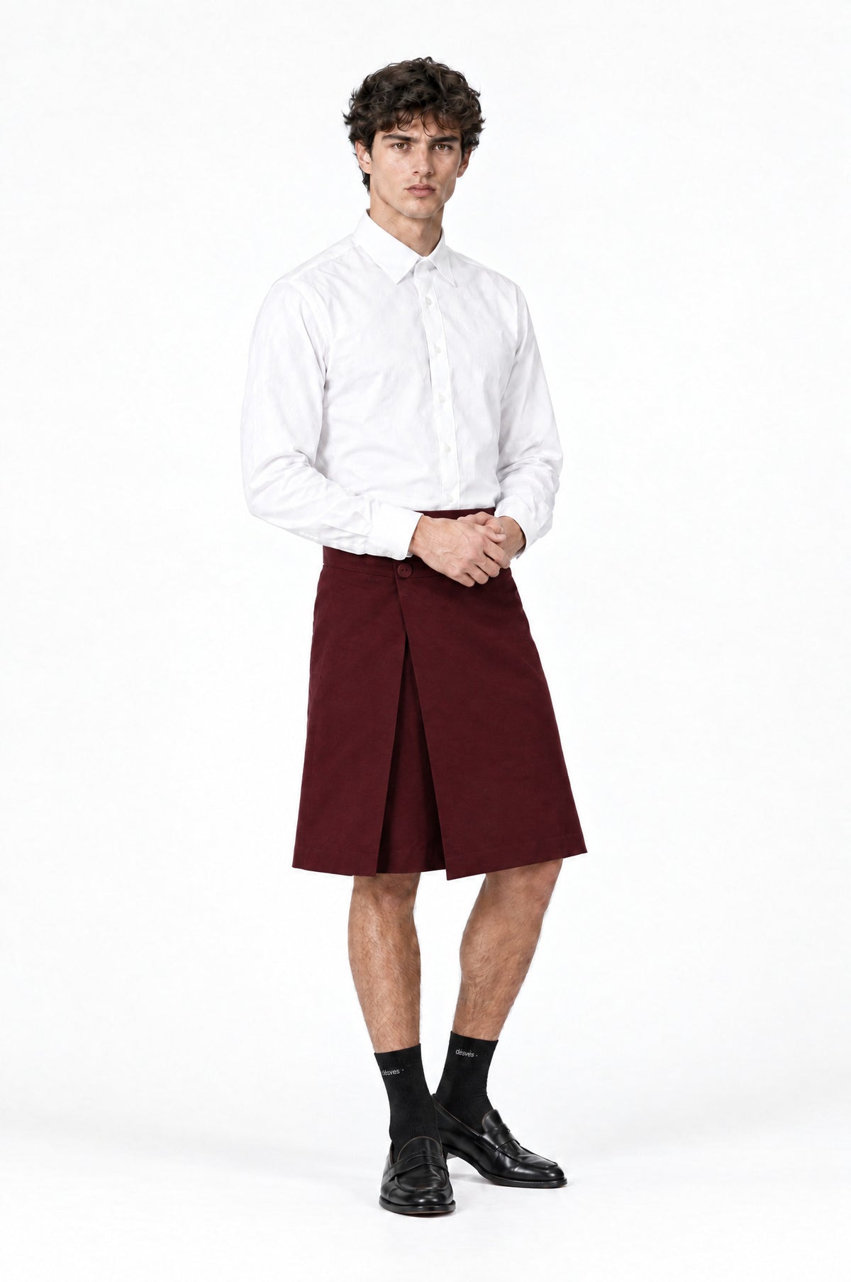 Jupe pour homme HAWKINS BORDEAUX associée à une chemise blanche