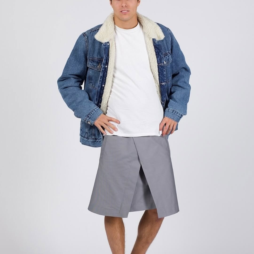 Client portant la jupe HAWKINS GRIS