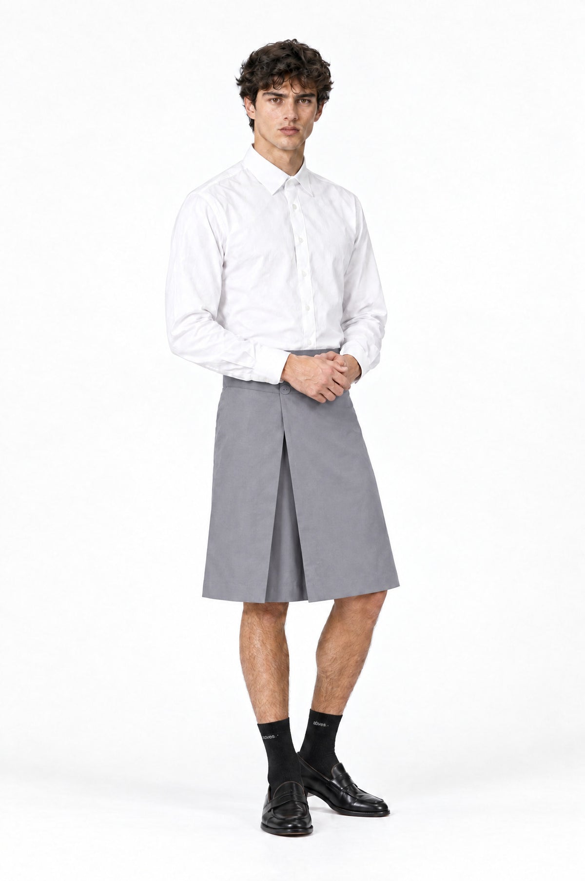 Jupe pour homme HAWKINS GRIS associée à une chemise blanche