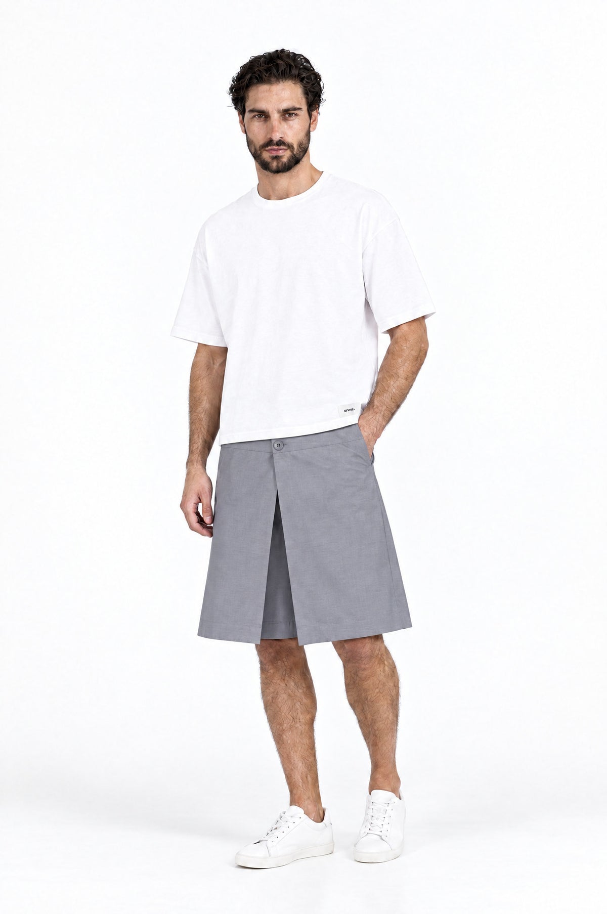 Jupe pour homme HAWKINS GRIS associée à un T-shirt blanc DAVES