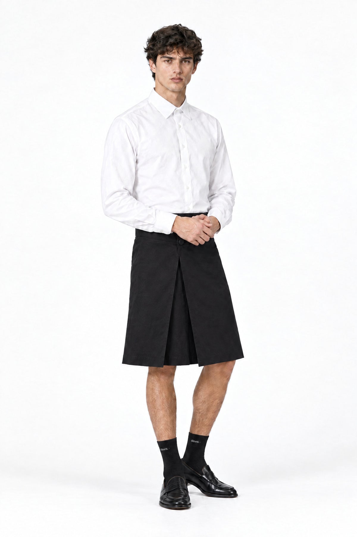 Jupe pour homme HAWKINS NOIR associée à une chemise blanche
