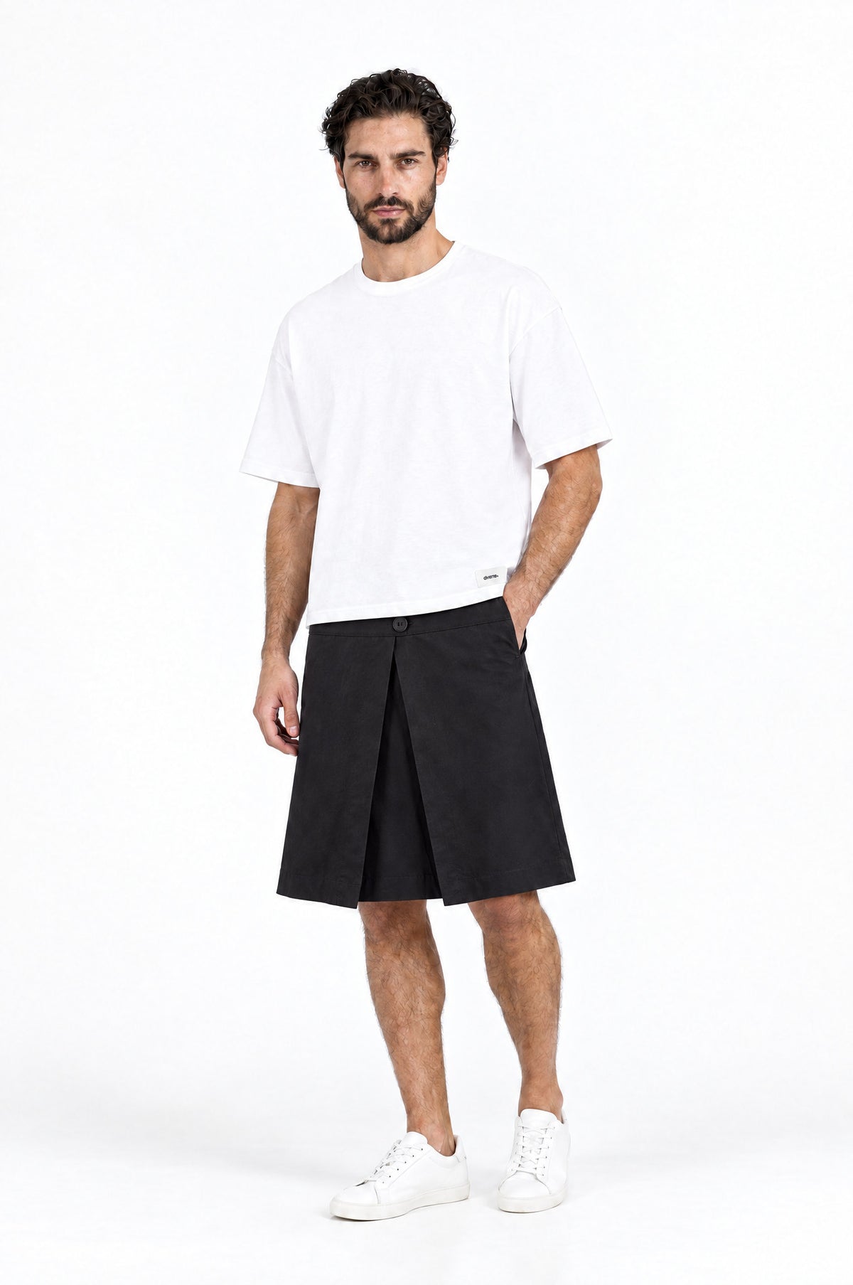 Jupe pour homme HAWKINS NOIR associée à un T-shirt blanc DAVES