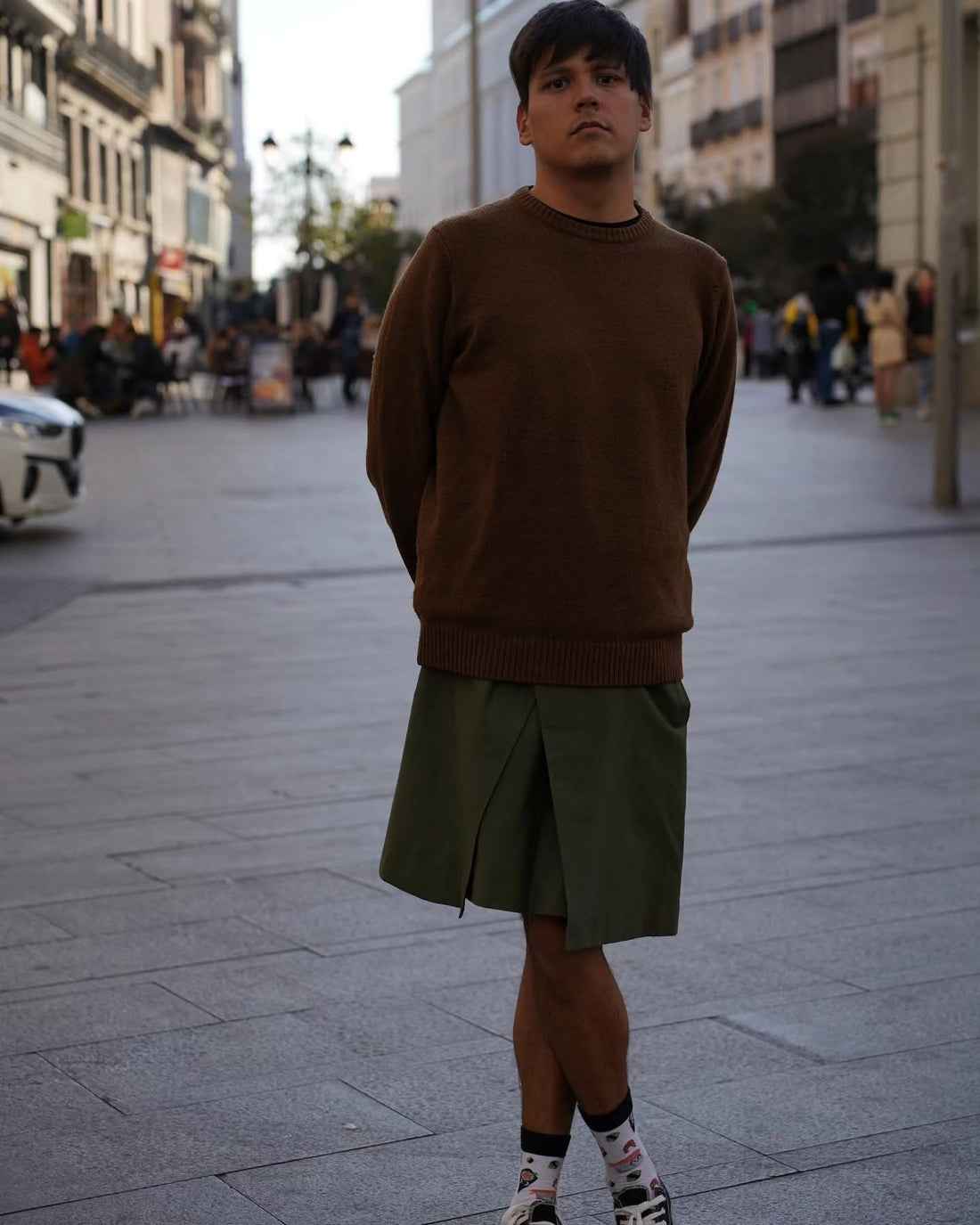 Client portant la jupe HAWKINS VERT