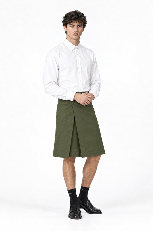 Falda HAWKINS VERDE de hombre combinada con camisa blanca