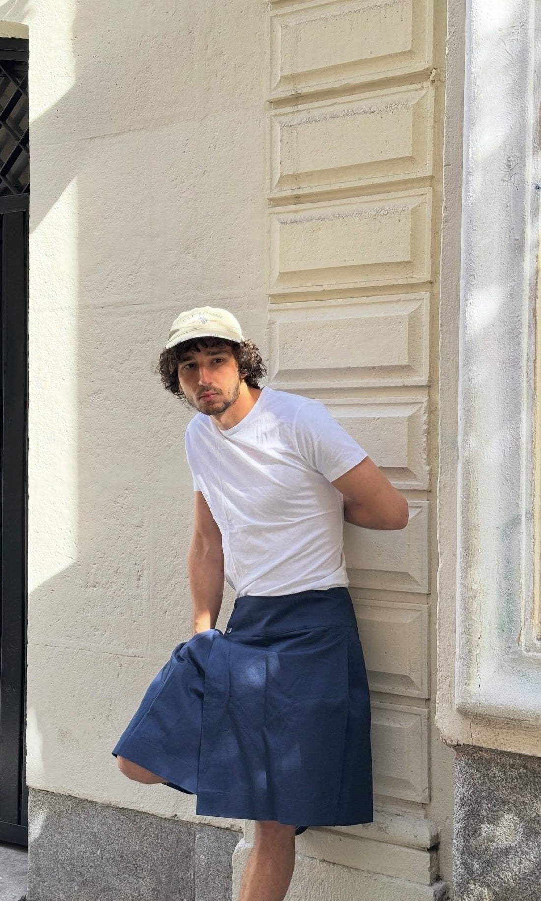 Client portant la jupe BARKER BLEU MARINE