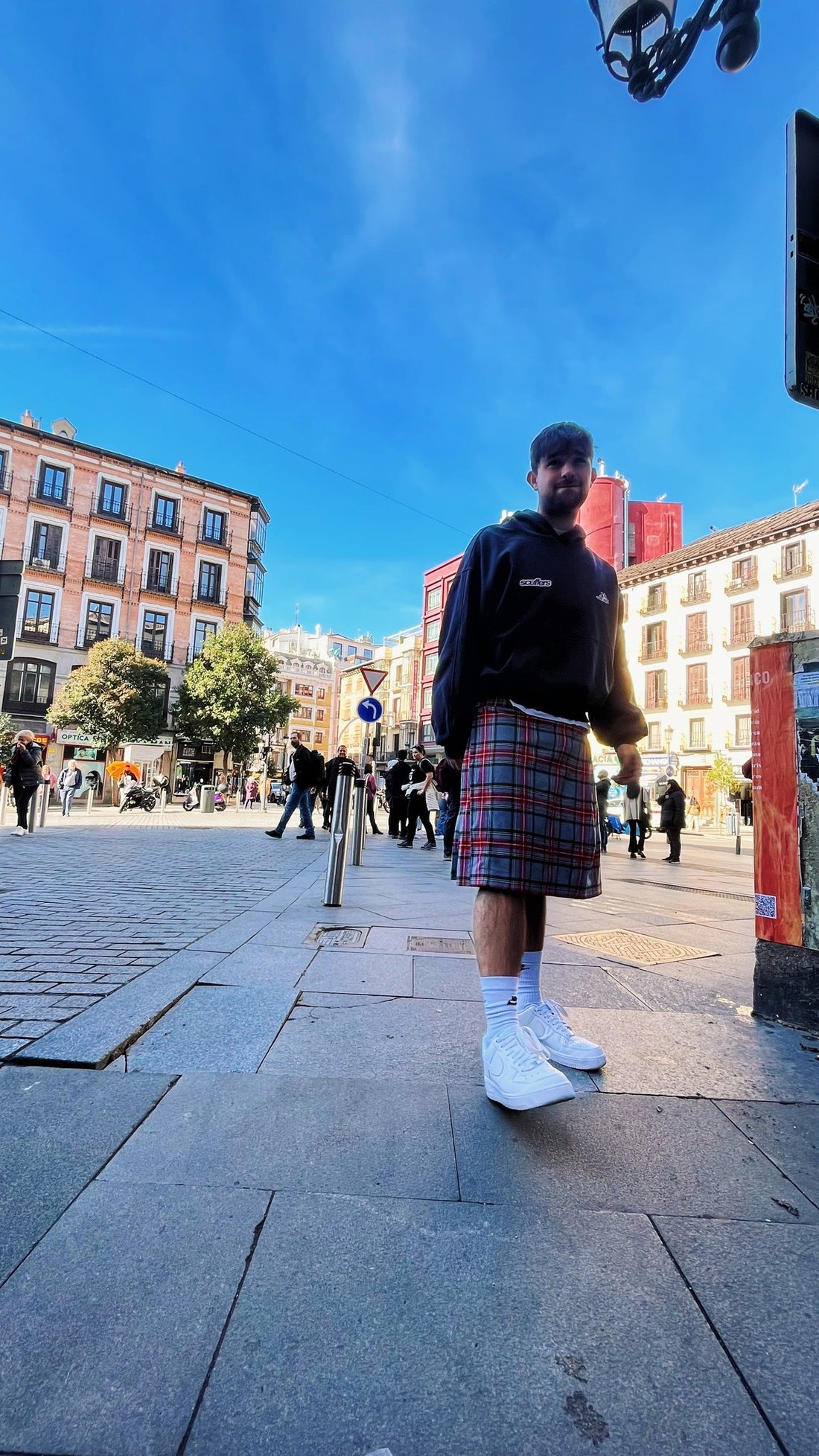 Client portant la jupe BARKER TARTAN ROUGE