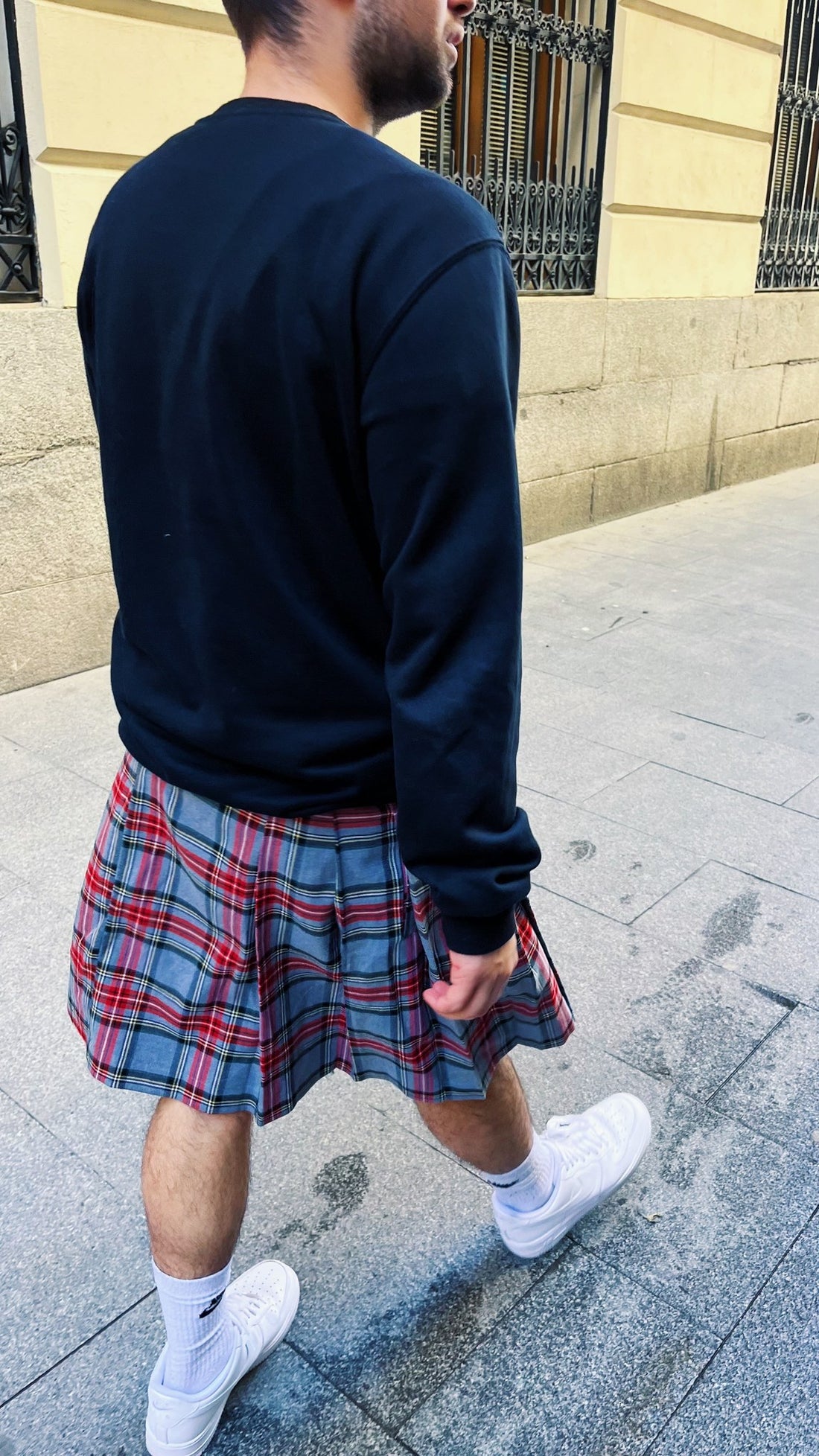 Client portant la jupe BARKER TARTAN ROUGE