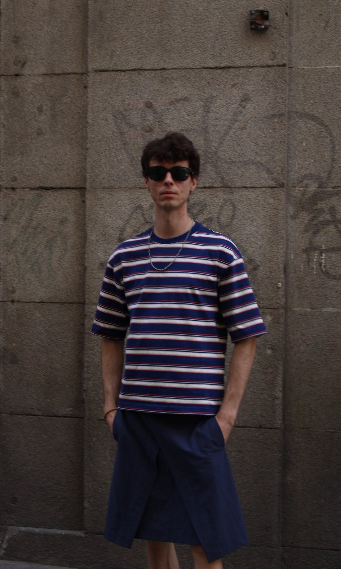 Client portant la jupe HAWKINS BLEU MARINE