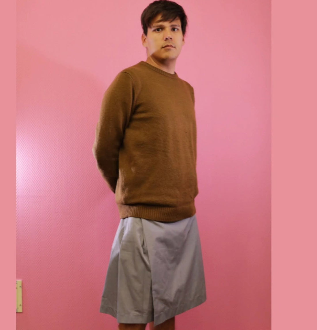Client portant la jupe HAWKINS GRIS