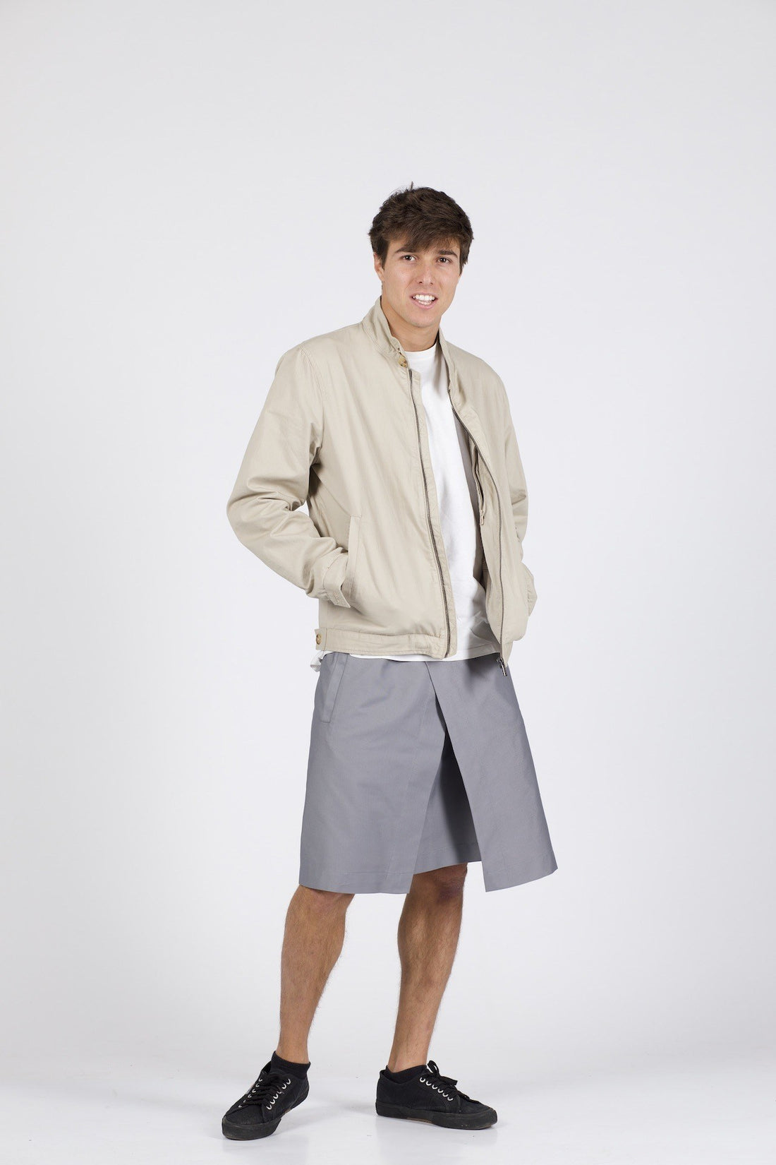 Client portant la jupe HAWKINS GRIS