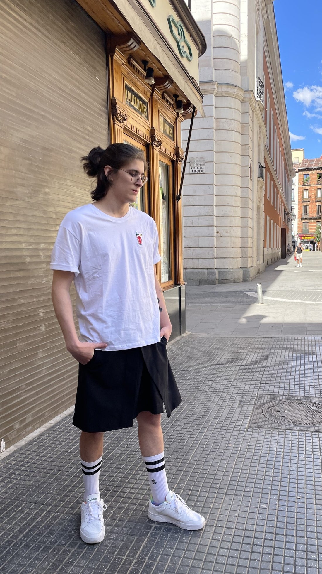 Client portant la jupe HAWKINS NOIR
