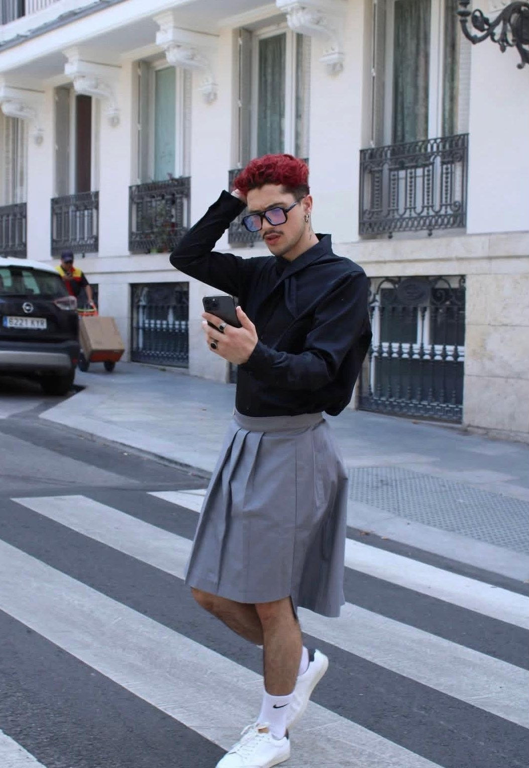 Client portant la jupe SULLIVAN GRIS