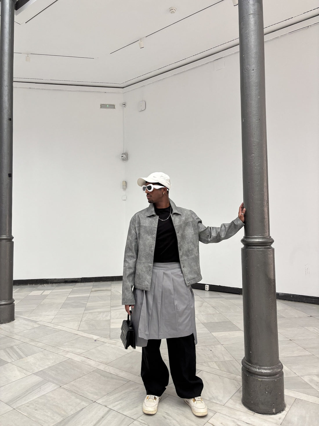 Client portant la jupe SULLIVAN GRIS