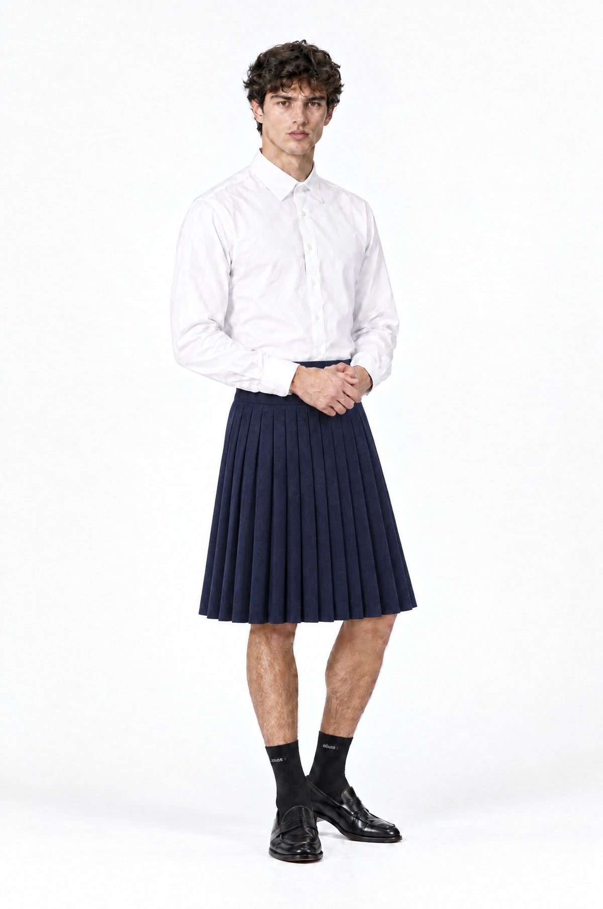 Falda PLISADA AZUL MARINO de hombre combinada con camisa blanca