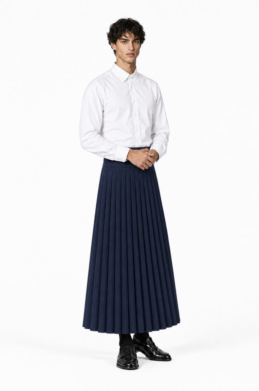 Falda PLISADA AZUL MARINO de hombre combinada con camisa blanca