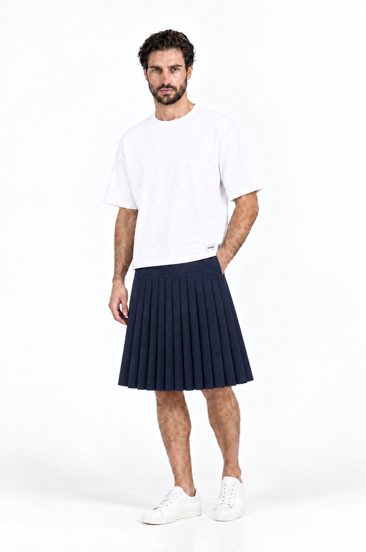 Falda PLISADA AZUL MARINO de hombre combinada con camiseta blanca DAVES