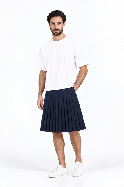 Falda PLISADA AZUL MARINO de hombre combinada con camiseta blanca DAVES