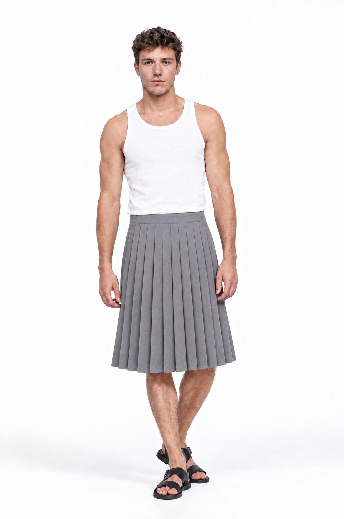 Falda PLISADA GRIS de hombre, vista frontal sobre modelo