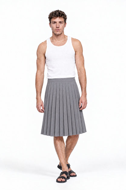 Falda PLISADA GRIS de hombre, vista frontal sobre modelo