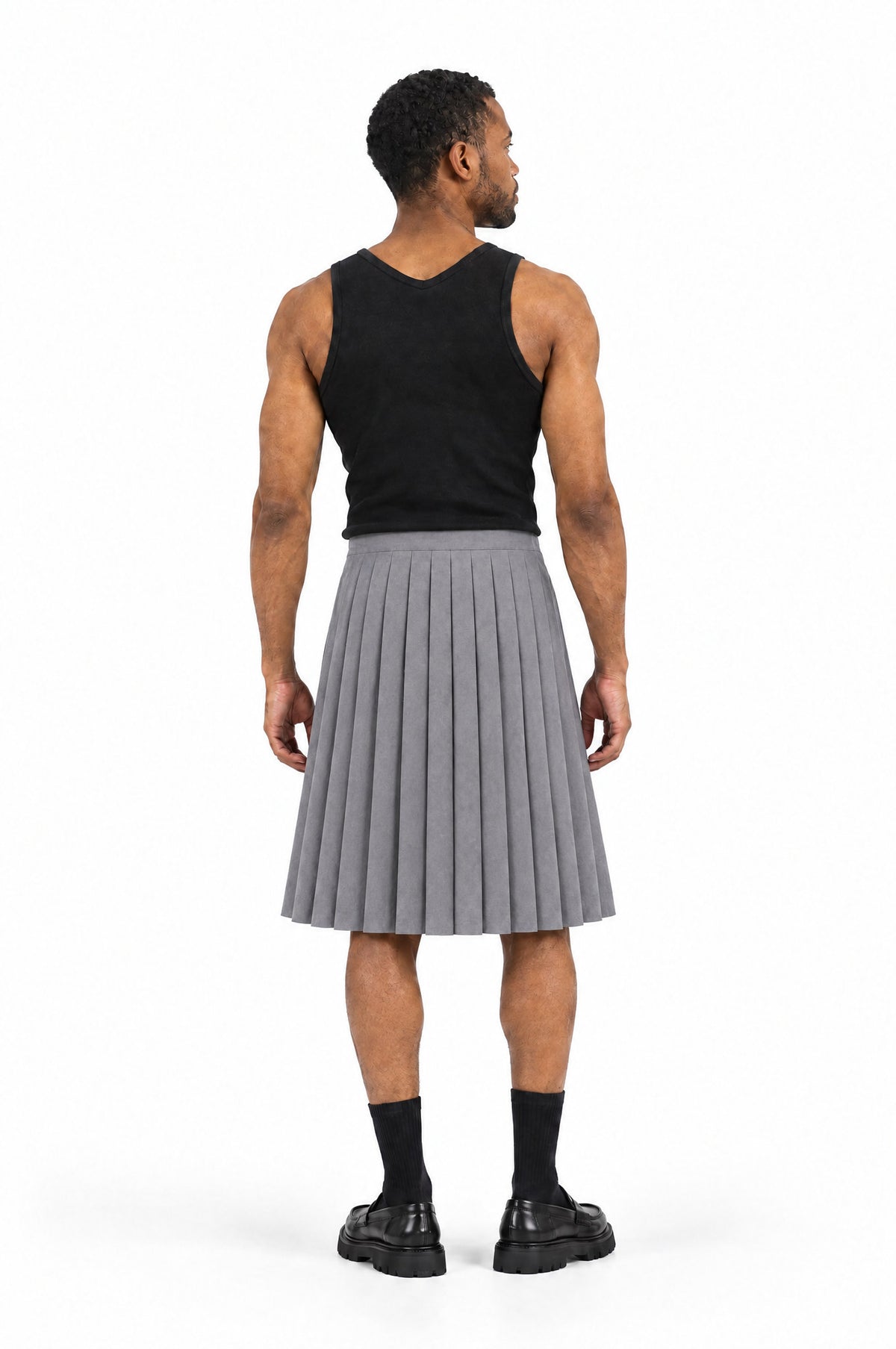 Falda PLISADA GRIS de hombre, vista trasera sobre modelo